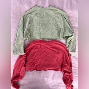 TWO ALO YOGA LONG SLEEVE CROPPED PULLOVER SHIRT